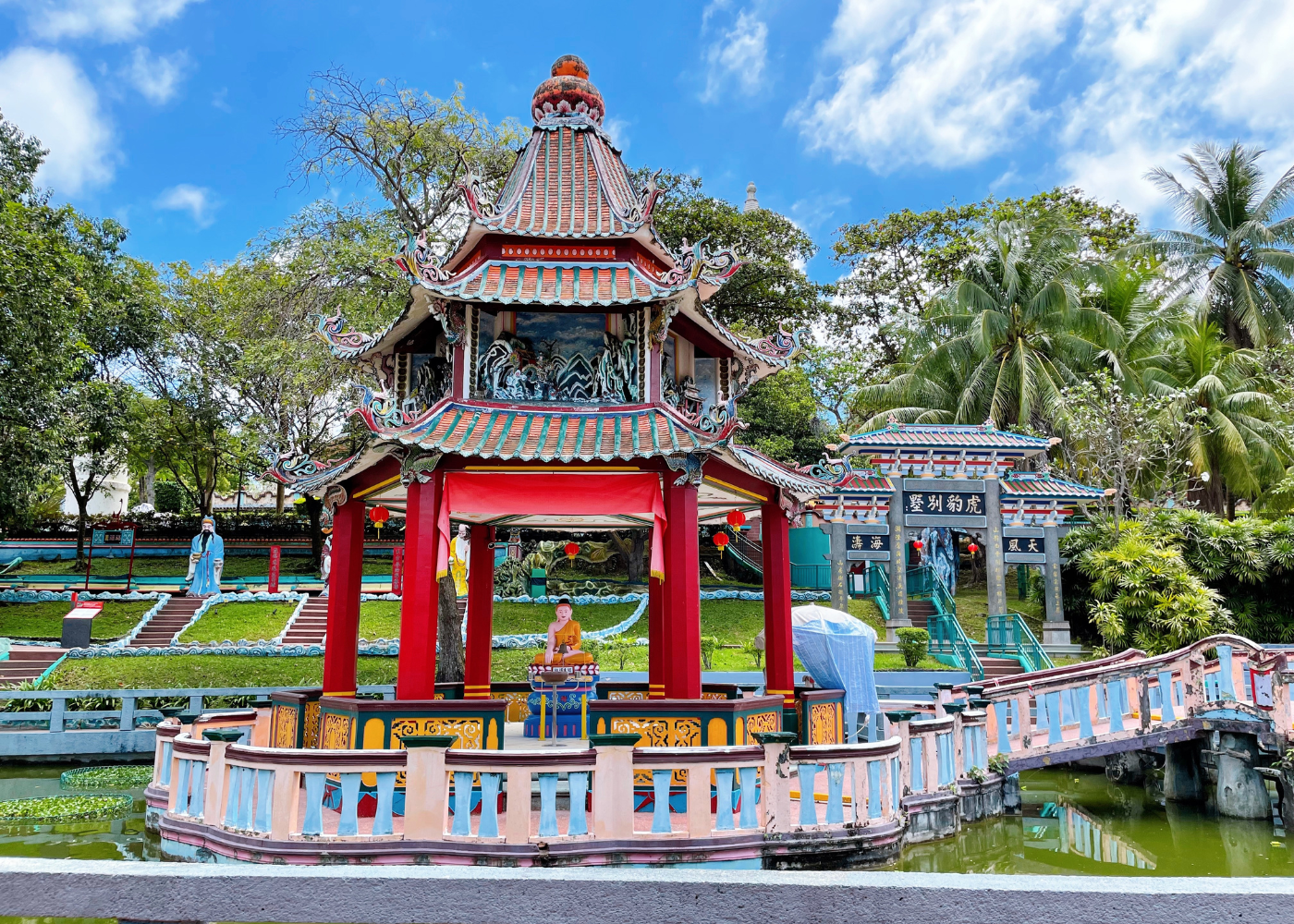 Explore Singapore's Iconic Monuments: A Journey Through History